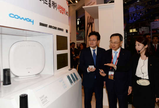 세계이동통신박람회 MWC2015  스페인 바로셀로나에서  열리는 세계이동통신박람회 MWC2015가 2일 개막되어  한국 참가업체 KT 황창규 회장(가운데)과  코웨이 김동현(왼쪽) 사장이 공기청정 역활의 홈 케어 시스템을 살펴보고 있다.